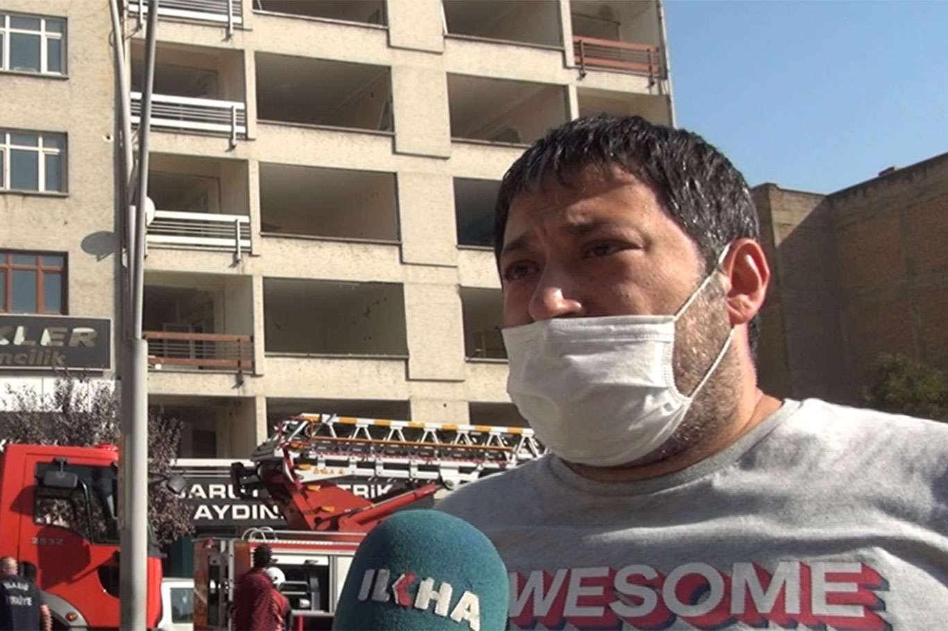 Elâzığ'da ağır hasarlı binada çıkan yangın söndürüldü